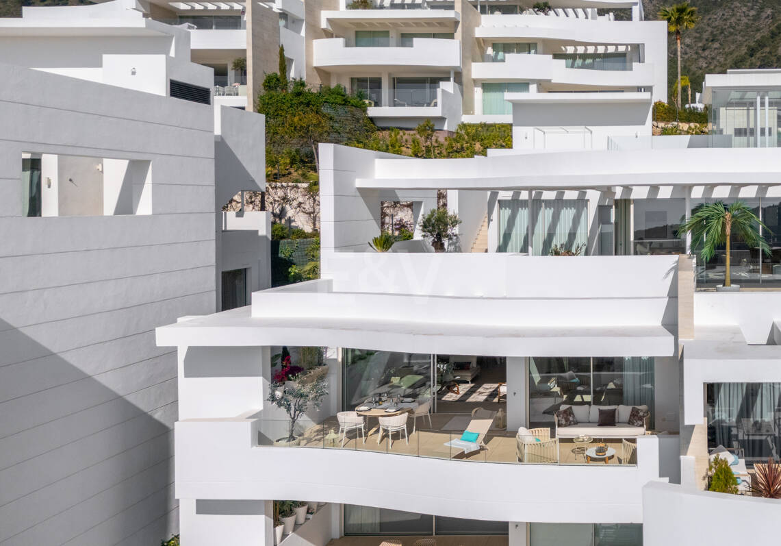 Appartement élégant avec licence touristique et vue panoramique sur la mer et la montagne à Palo Alto Marbella