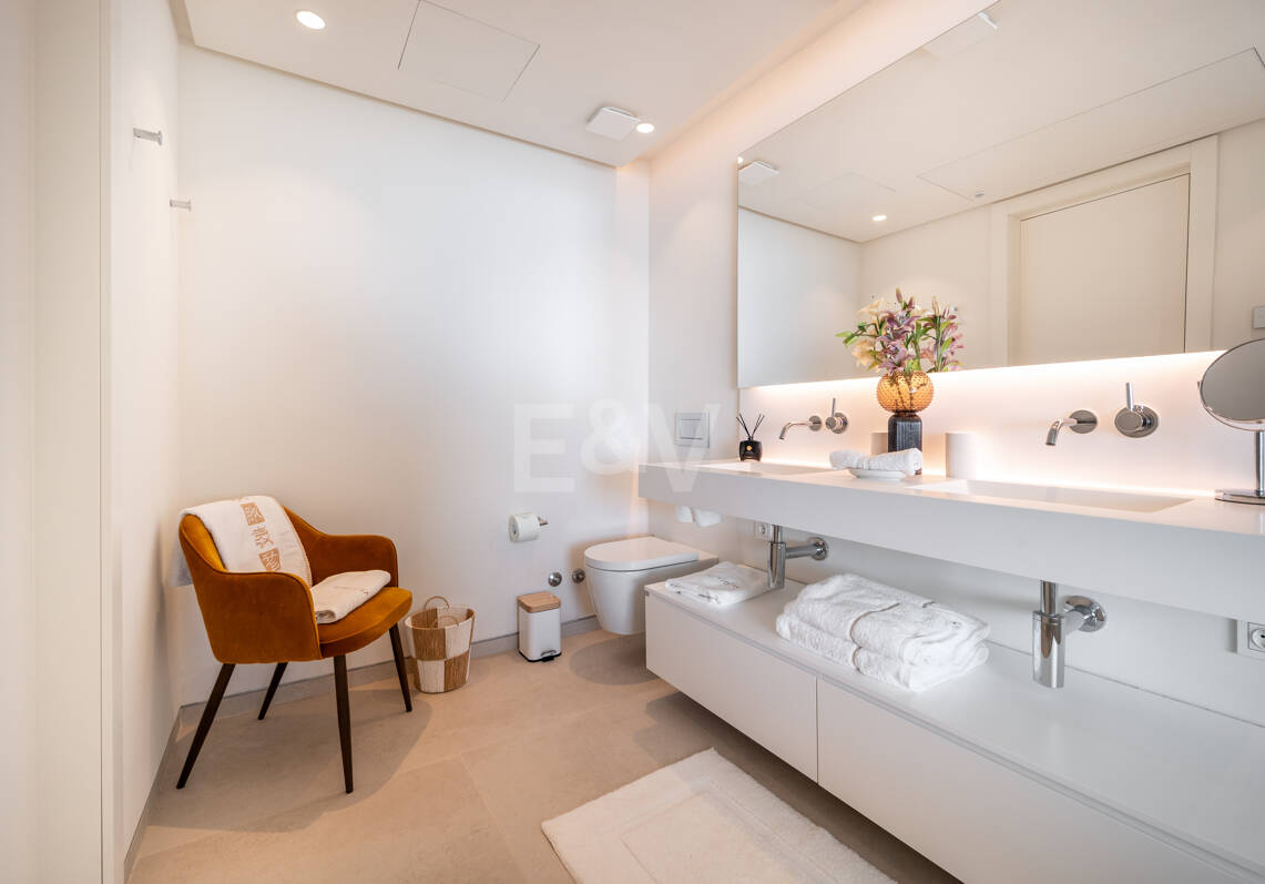 Appartement élégant avec licence touristique et vue panoramique sur la mer et la montagne à Palo Alto Marbella