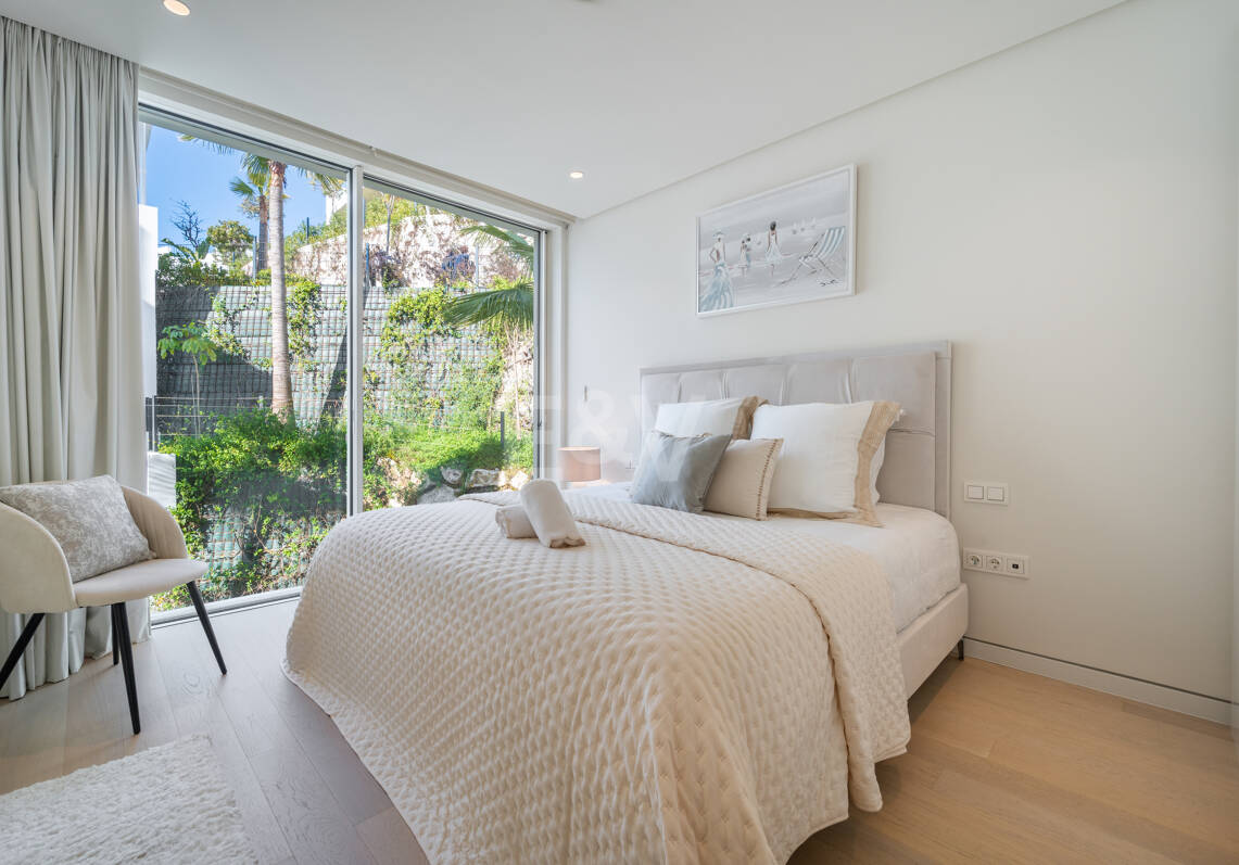 Appartement élégant avec licence touristique et vue panoramique sur la mer et la montagne à Palo Alto Marbella