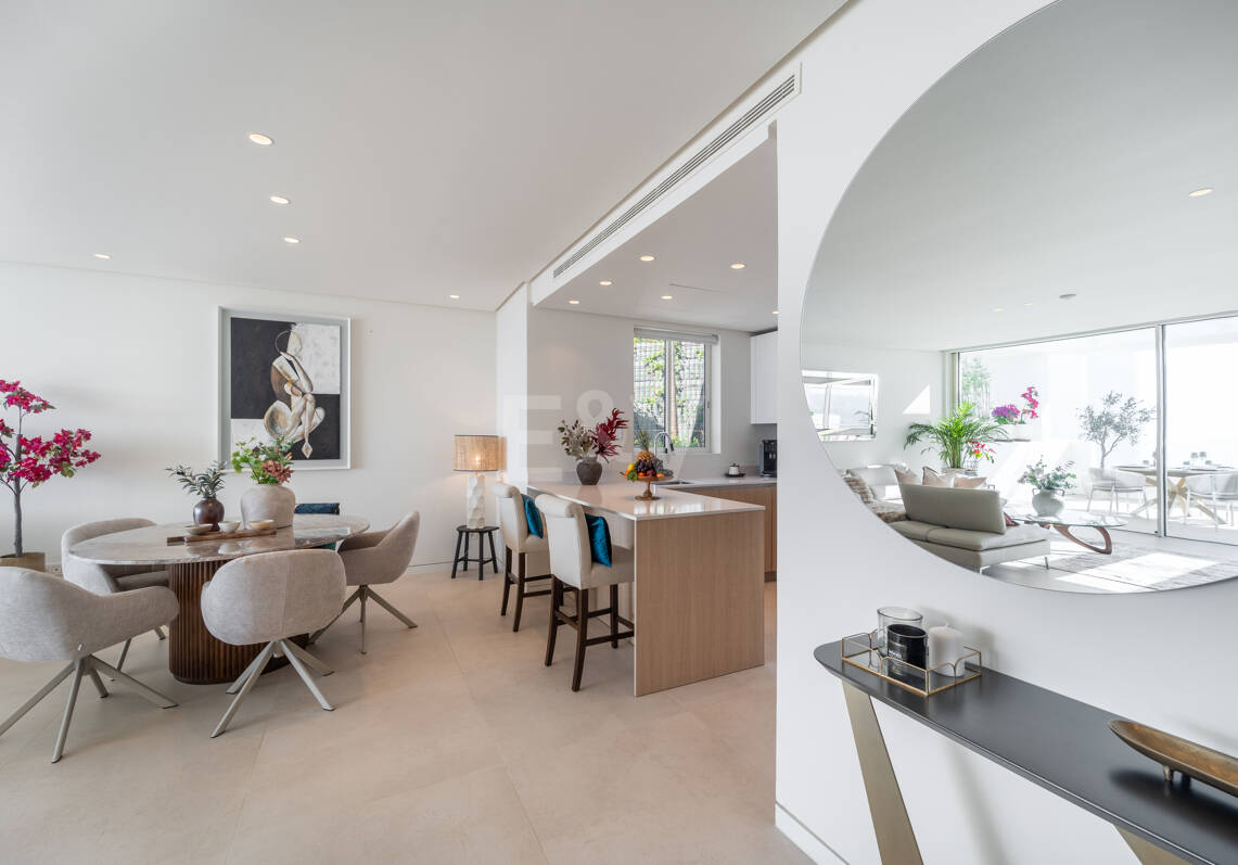 Appartement élégant avec licence touristique et vue panoramique sur la mer et la montagne à Palo Alto Marbella