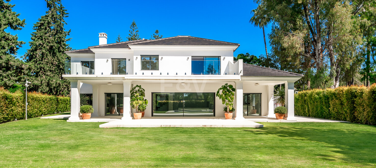 Exclusive Contemporary Villa Just 200 Meters from the Sea