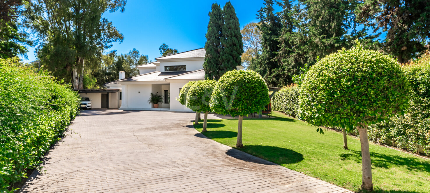 Exclusive Contemporary Villa Just 200 Meters from the Sea