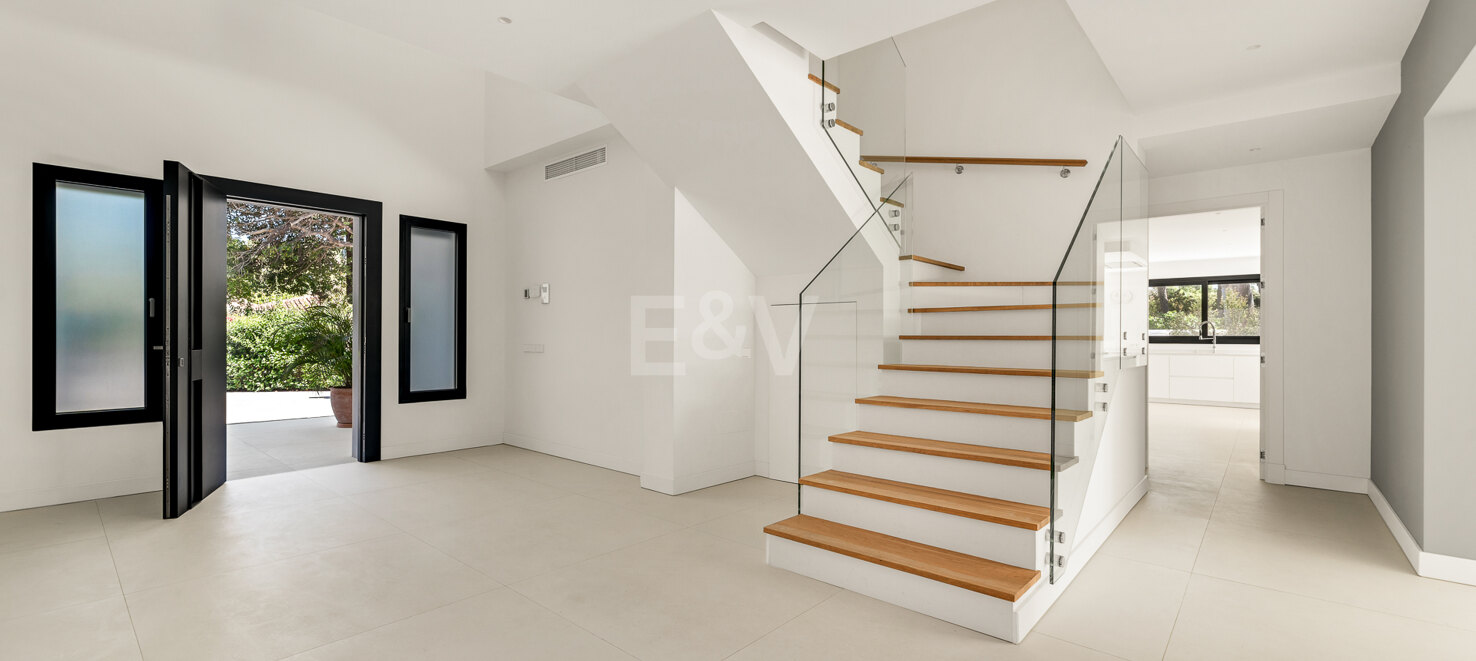 Exclusive Contemporary Villa Just 200 Meters from the Sea