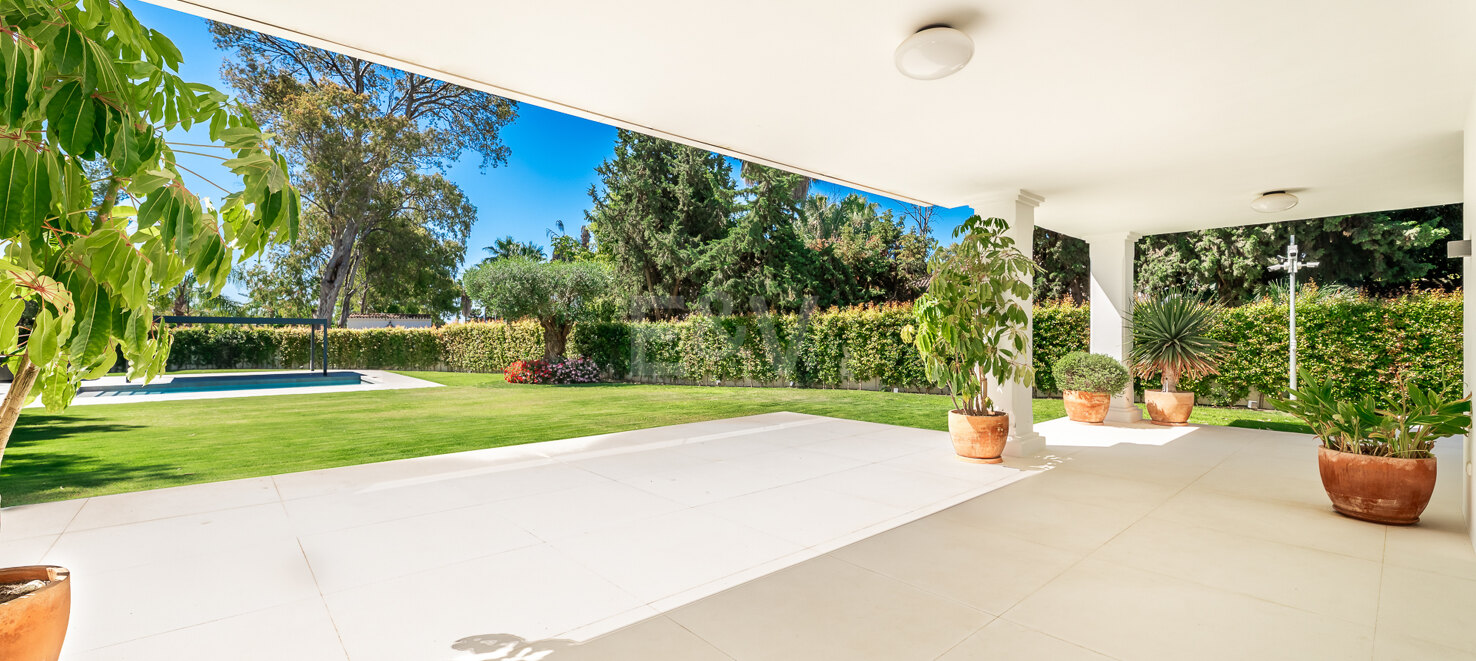 Exclusive Contemporary Villa Just 200 Meters from the Sea