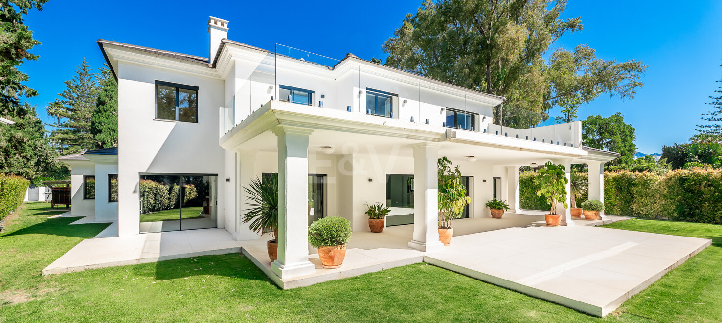 Exclusive Contemporary Villa Just 200 Meters from the Sea