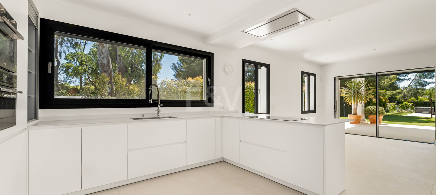 Exclusive Contemporary Villa Just 200 Meters from the Sea