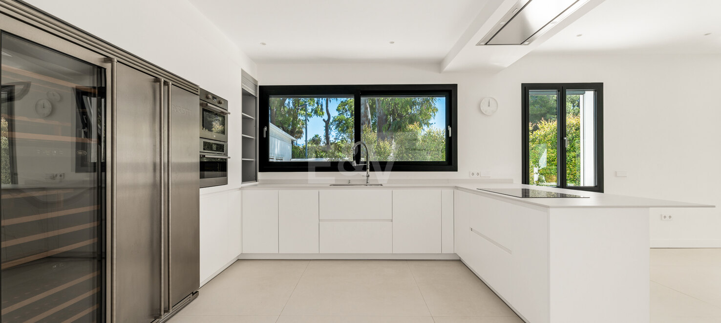 Exclusive Contemporary Villa Just 200 Meters from the Sea