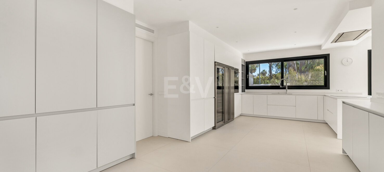 Exclusive Contemporary Villa Just 200 Meters from the Sea
