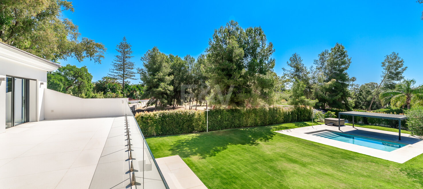Exclusive Contemporary Villa Just 200 Meters from the Sea