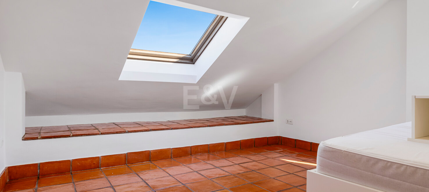 Casa adosada en esquina con piscina privada y excelente ubicación