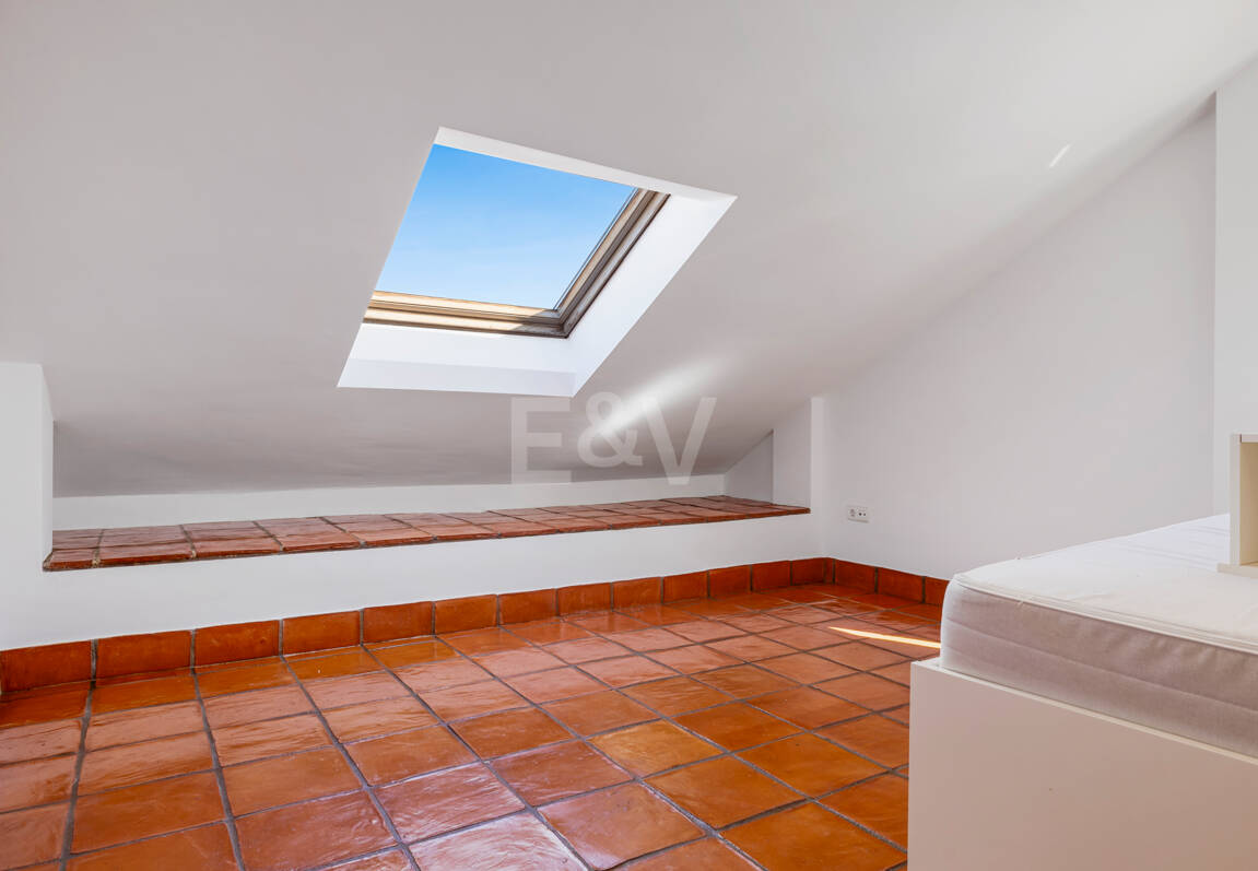 Casa adosada en esquina con piscina privada y excelente ubicación