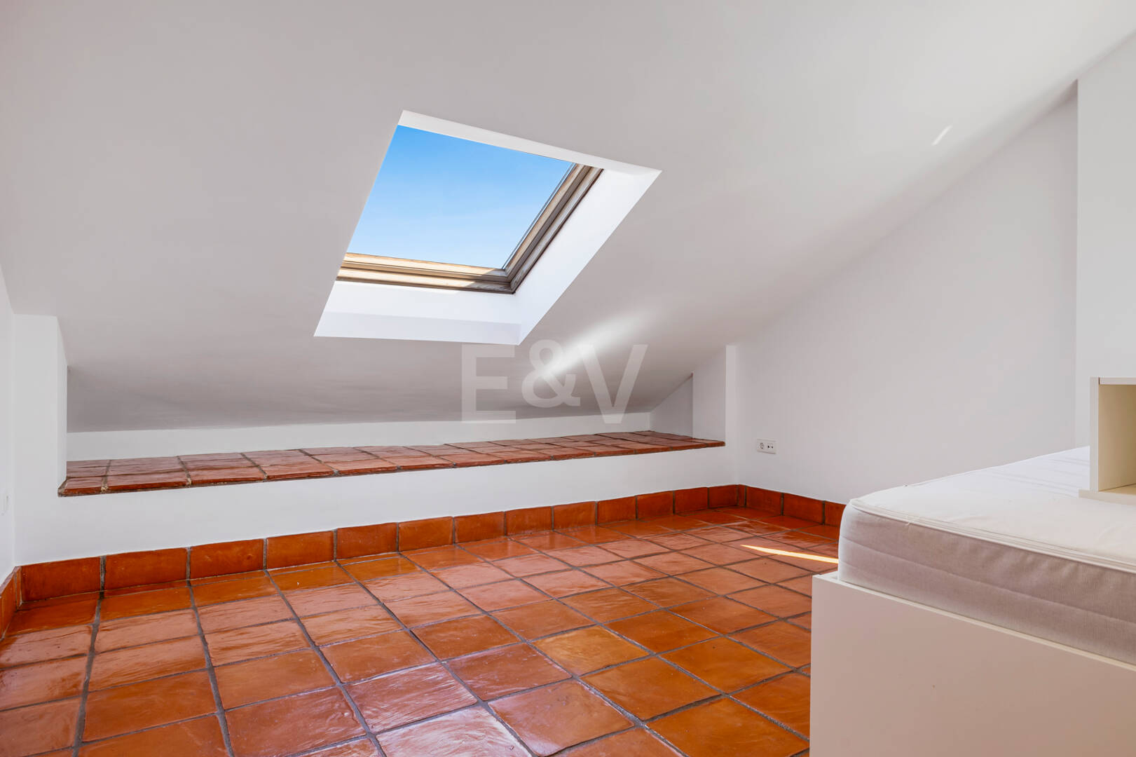 Casa adosada en esquina con piscina privada y excelente ubicación