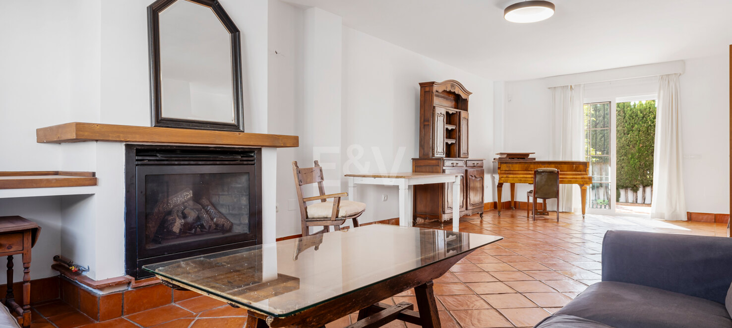 Casa adosada en esquina con piscina privada y excelente ubicación