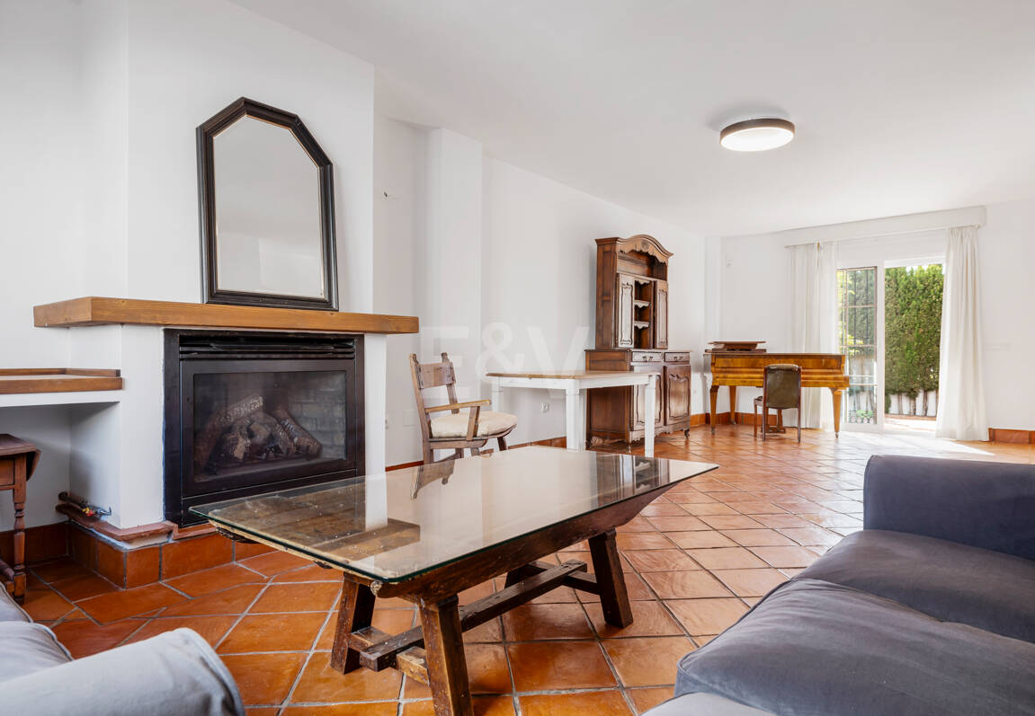 Casa adosada en esquina con piscina privada y excelente ubicación