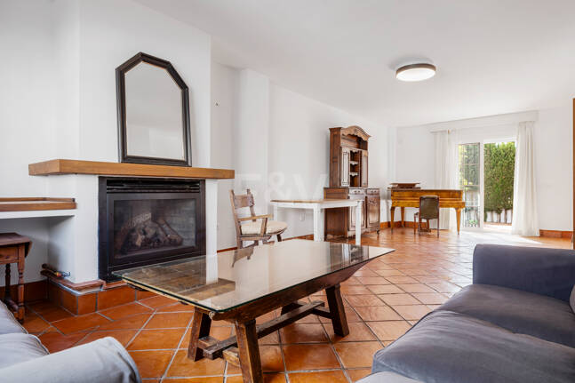 Casa adosada en esquina con piscina privada y excelente ubicación