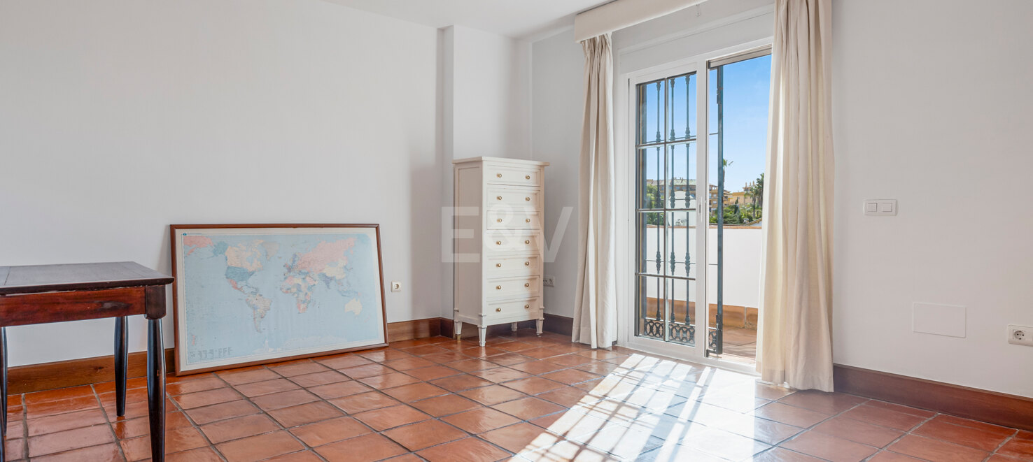 Casa adosada en esquina con piscina privada y excelente ubicación