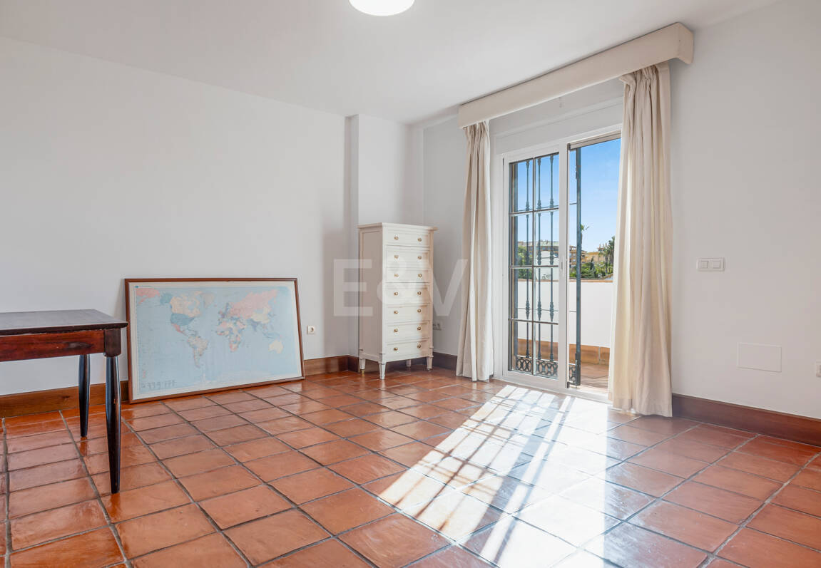 Casa adosada en esquina con piscina privada y excelente ubicación