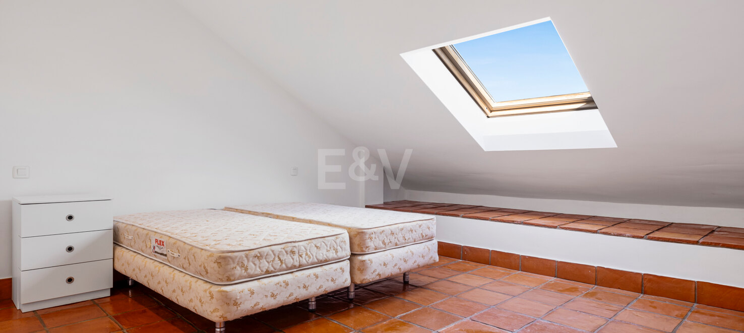 Casa adosada en esquina con piscina privada y excelente ubicación