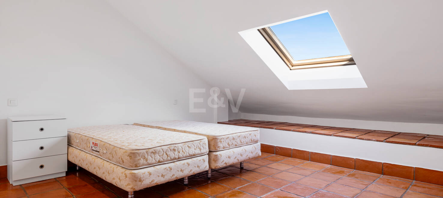 Eckreihenhaus mit privatem Pool und ausgezeichneter Lage