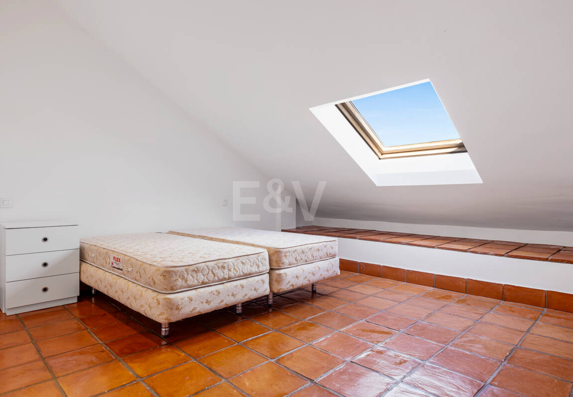 Casa adosada en esquina con piscina privada y excelente ubicación