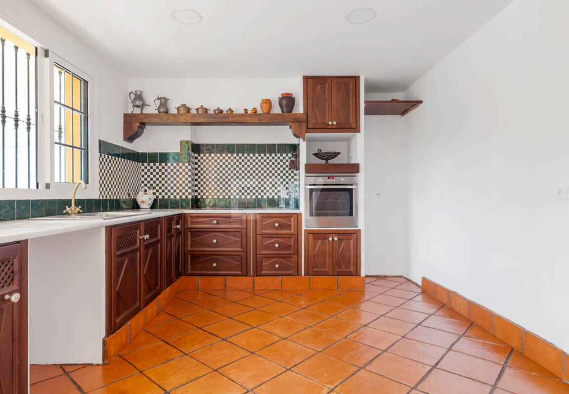 Casa adosada en esquina con piscina privada y excelente ubicación