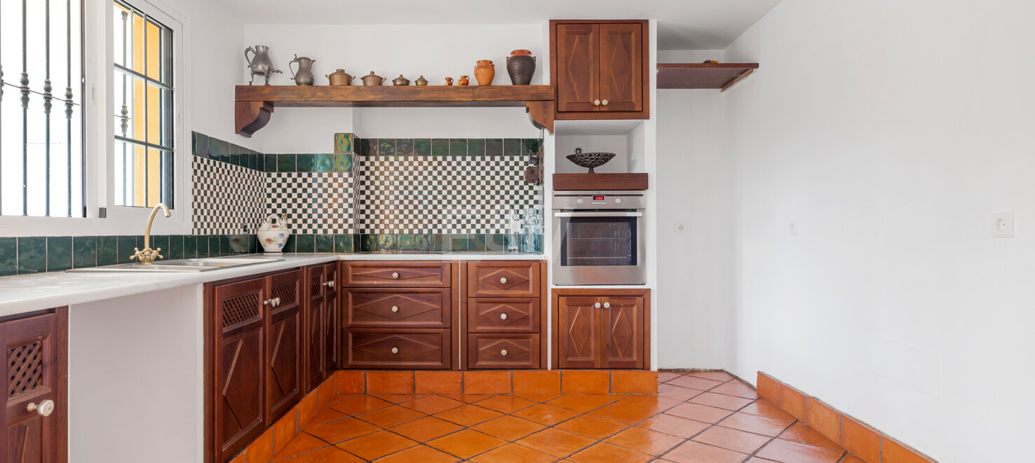 Casa adosada en esquina con piscina privada y excelente ubicación