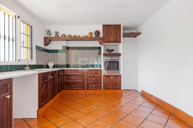 Casa adosada en esquina con piscina privada y excelente ubicación