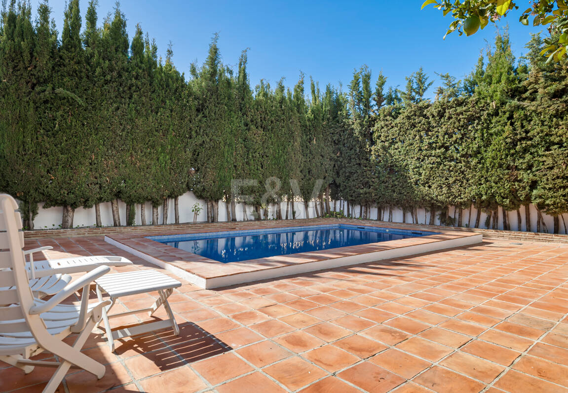 Casa adosada en esquina con piscina privada y excelente ubicación