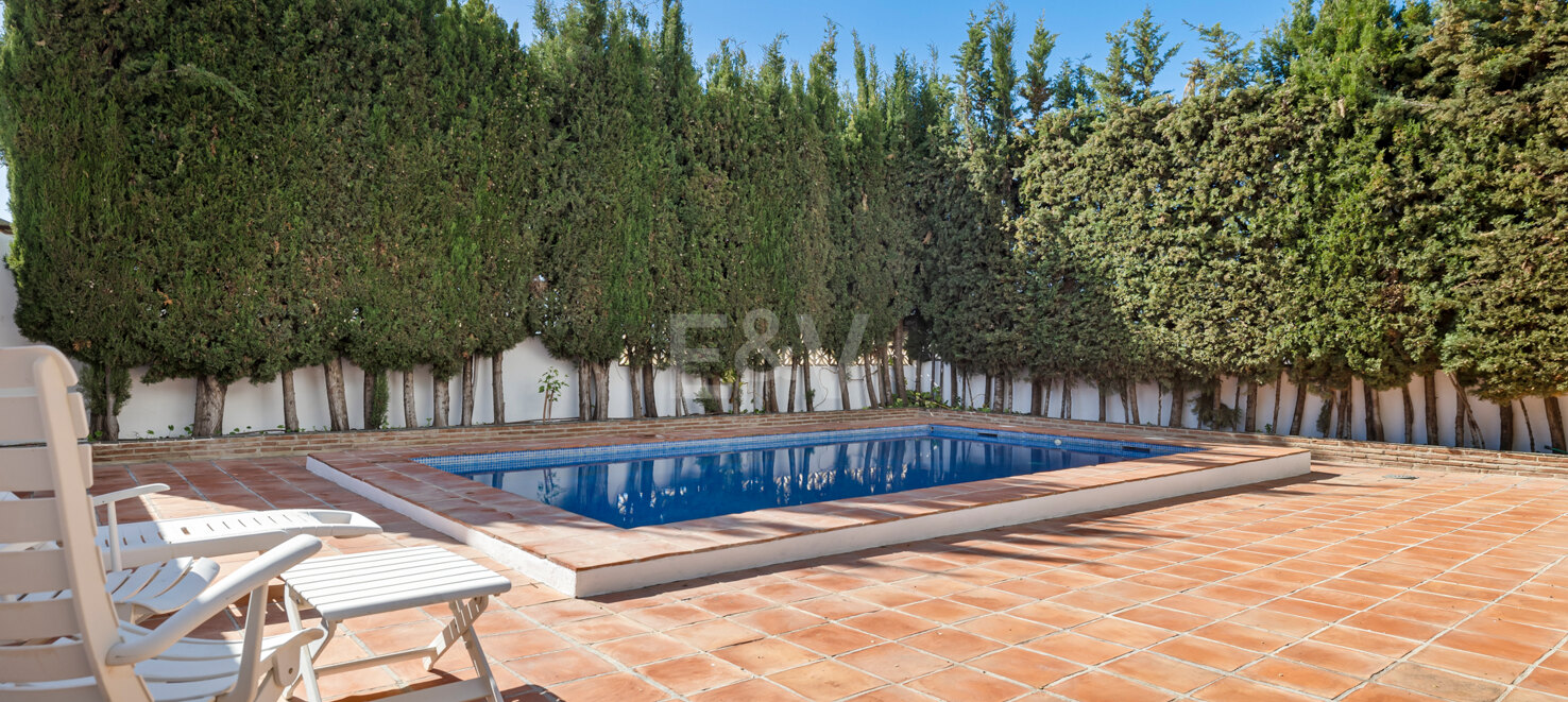 Casa adosada en esquina con piscina privada y excelente ubicación