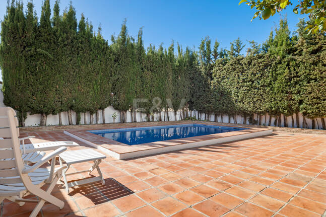 Casa adosada en esquina con piscina privada y excelente ubicación