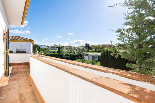 Casa adosada en esquina con piscina privada y excelente ubicación