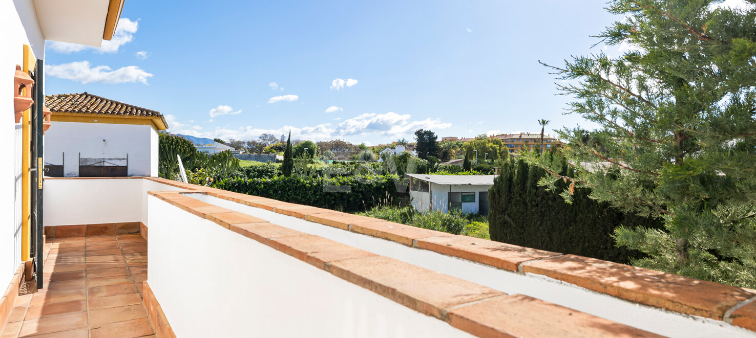 Casa adosada en esquina con piscina privada y excelente ubicación