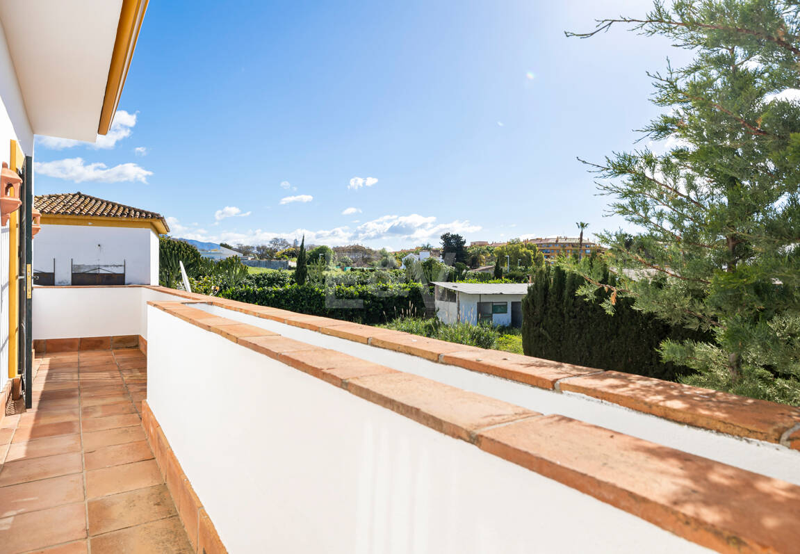 Casa adosada en esquina con piscina privada y excelente ubicación