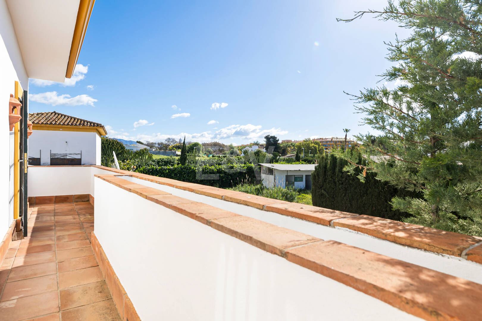 Casa adosada en esquina con piscina privada y excelente ubicación