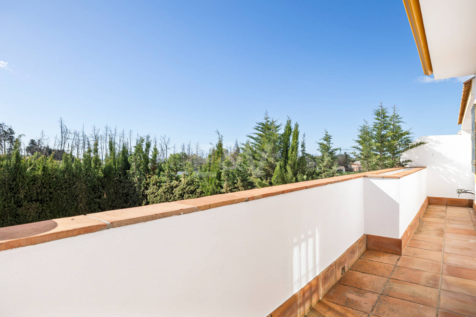 Casa adosada en esquina con piscina privada y excelente ubicación