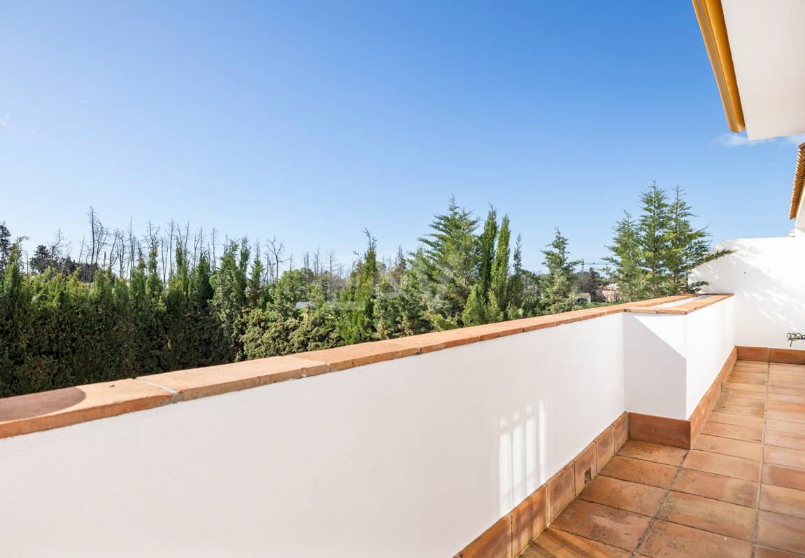 Casa adosada en esquina con piscina privada y excelente ubicación