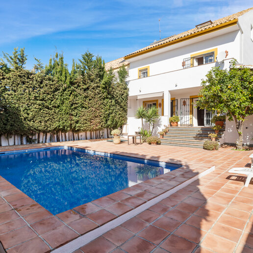 Casa adosada en esquina con piscina privada y excelente ubicación