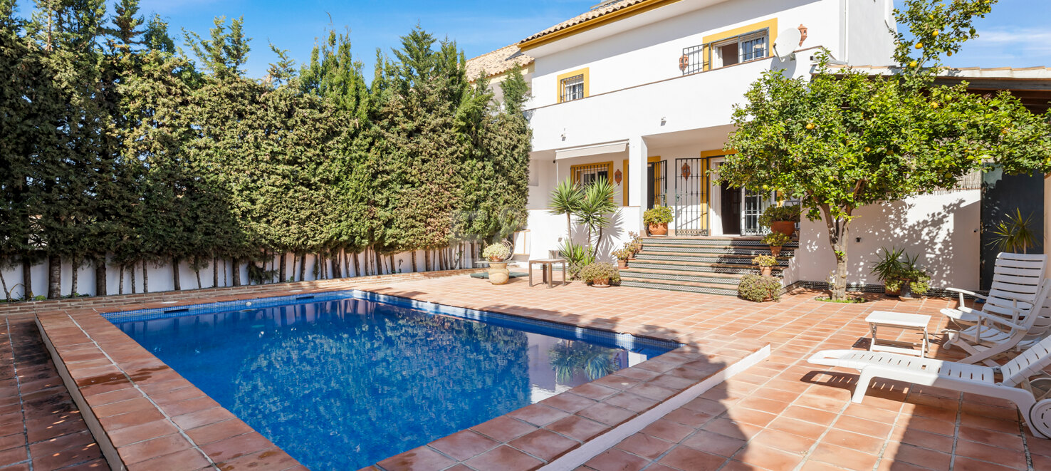 Casa adosada en esquina con piscina privada y excelente ubicación