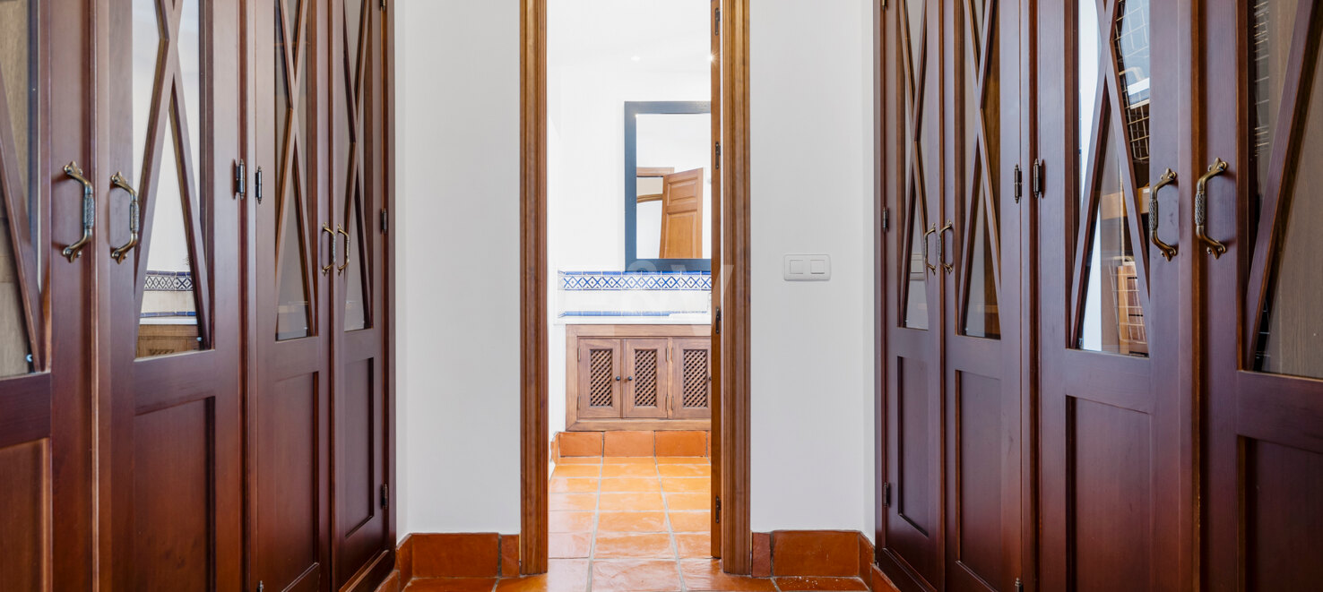 Casa adosada en esquina con piscina privada y excelente ubicación