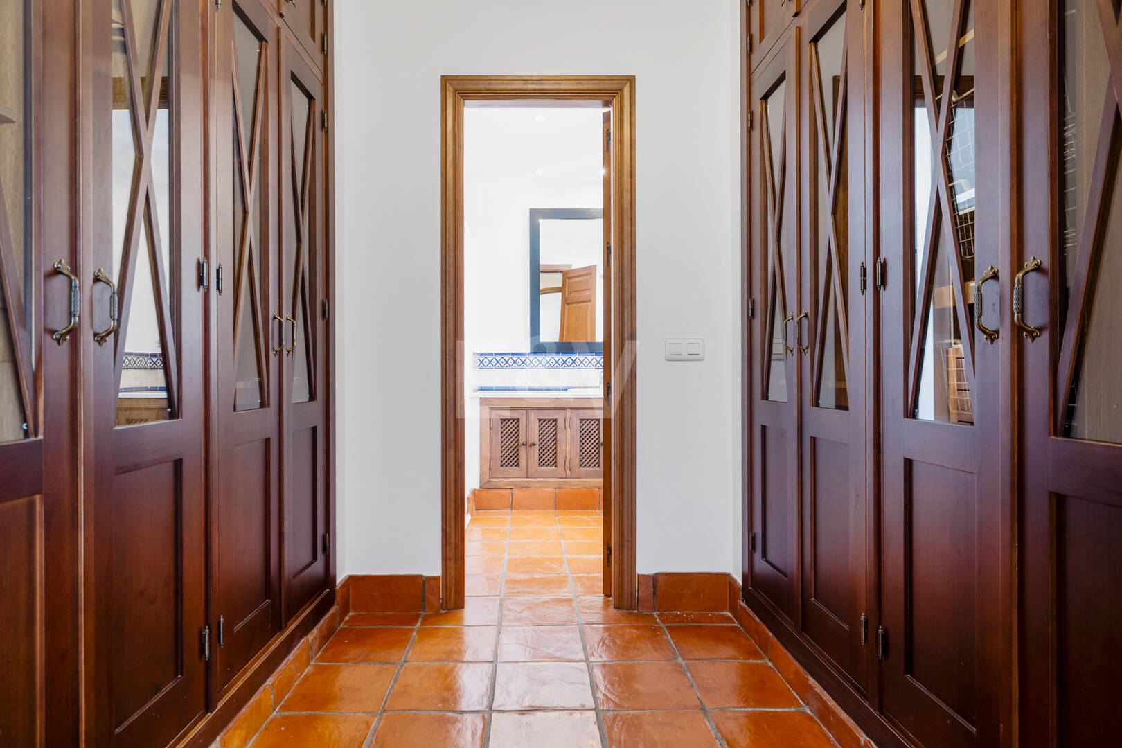 Casa adosada en esquina con piscina privada y excelente ubicación