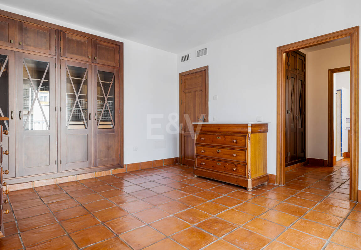 Casa adosada en esquina con piscina privada y excelente ubicación