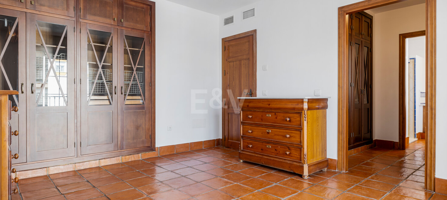Casa adosada en esquina con piscina privada y excelente ubicación
