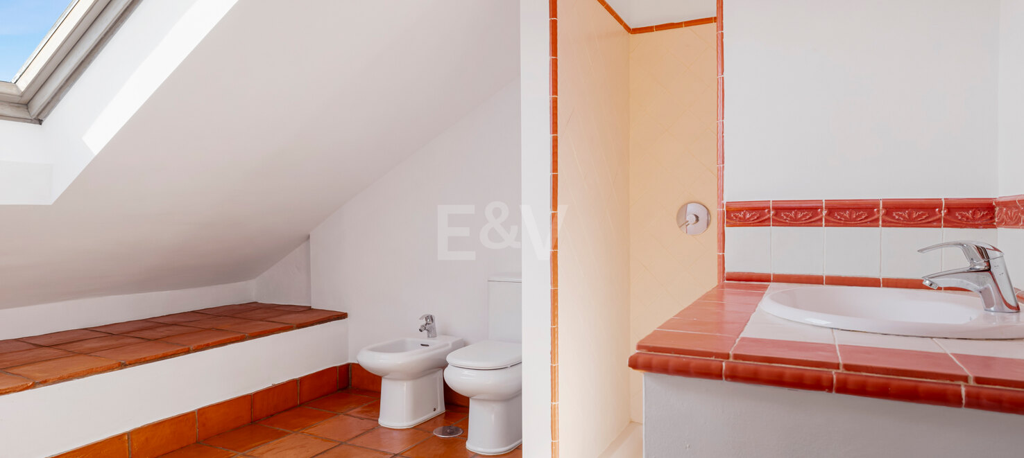 Casa adosada en esquina con piscina privada y excelente ubicación