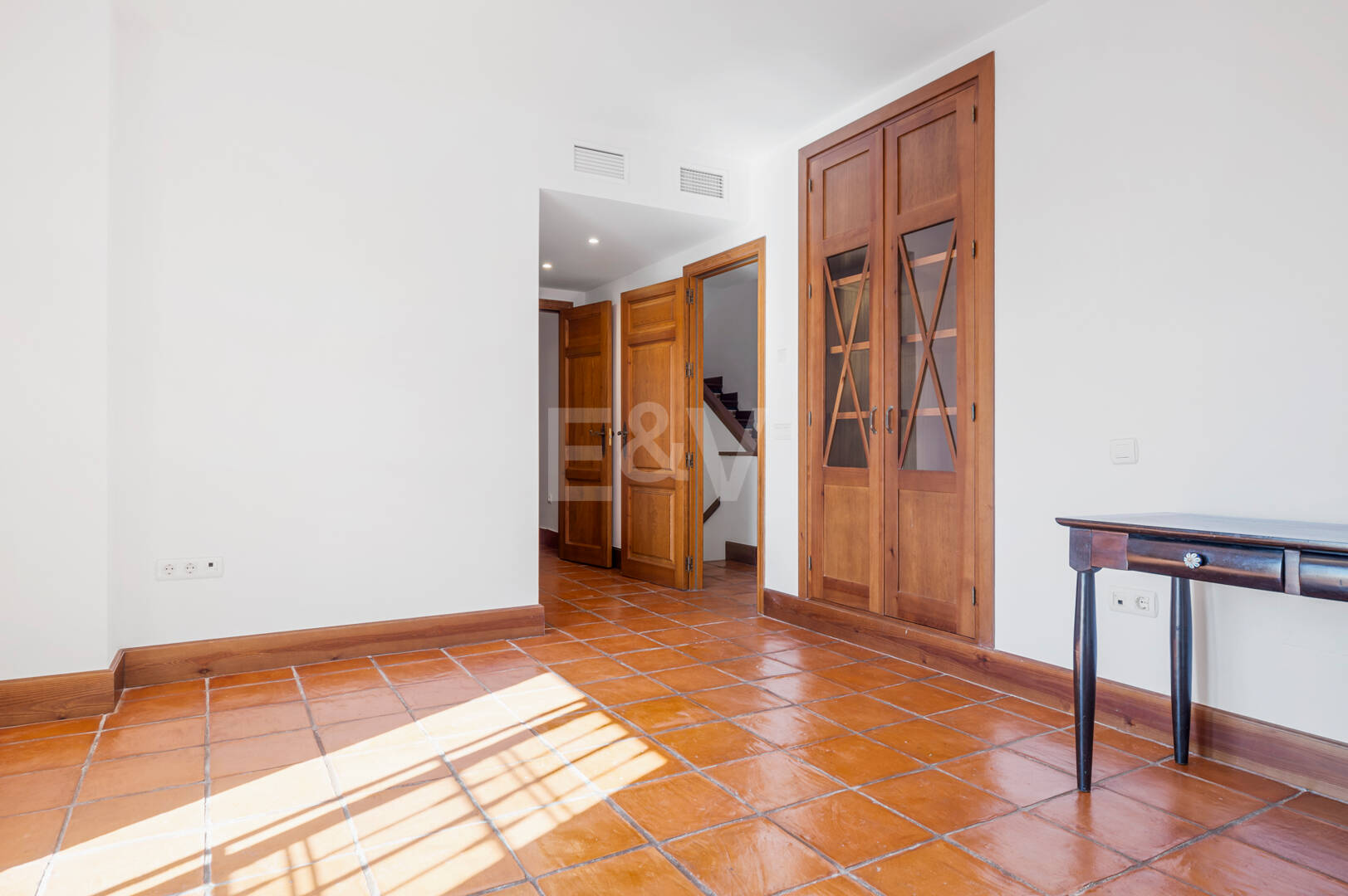 Casa adosada en esquina con piscina privada y excelente ubicación