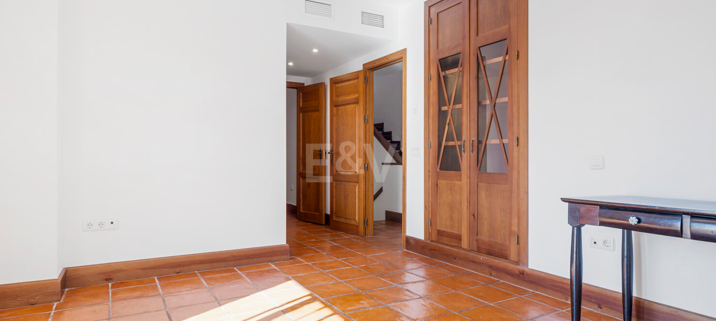 Casa adosada en esquina con piscina privada y excelente ubicación