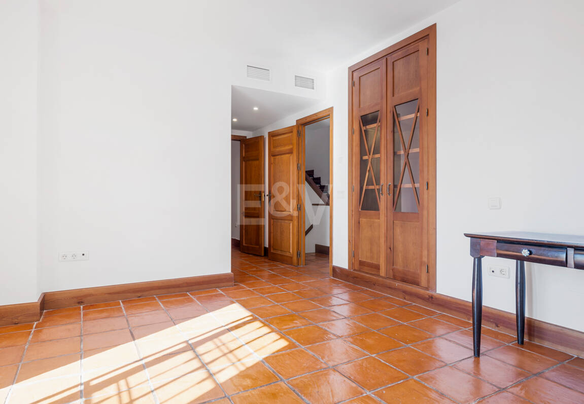 Casa adosada en esquina con piscina privada y excelente ubicación