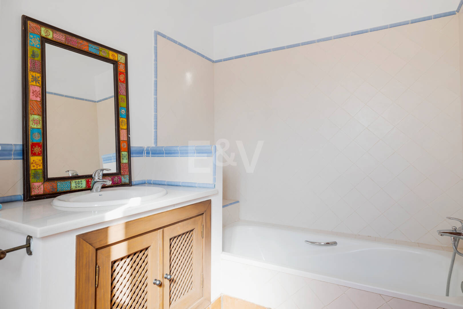 Casa adosada en esquina con piscina privada y excelente ubicación