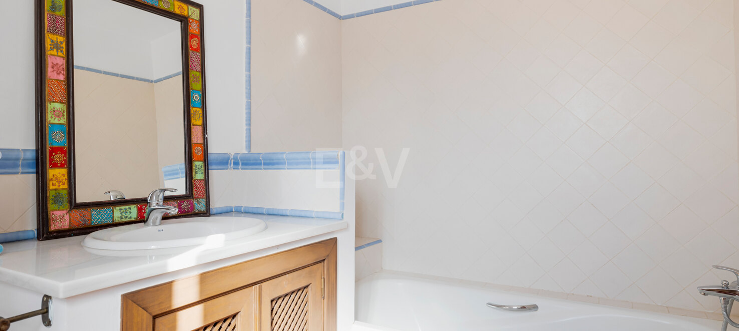 Casa adosada en esquina con piscina privada y excelente ubicación