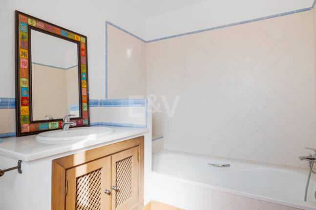 Casa adosada en esquina con piscina privada y excelente ubicación