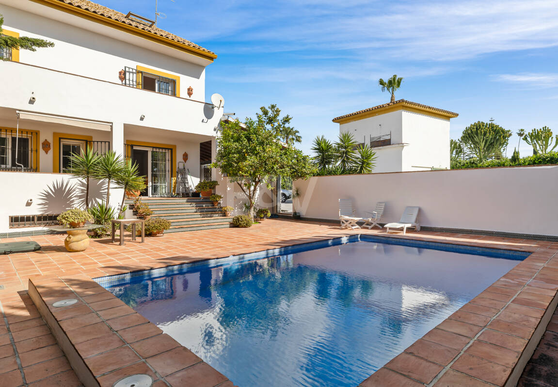 Casa adosada en esquina con piscina privada y excelente ubicación